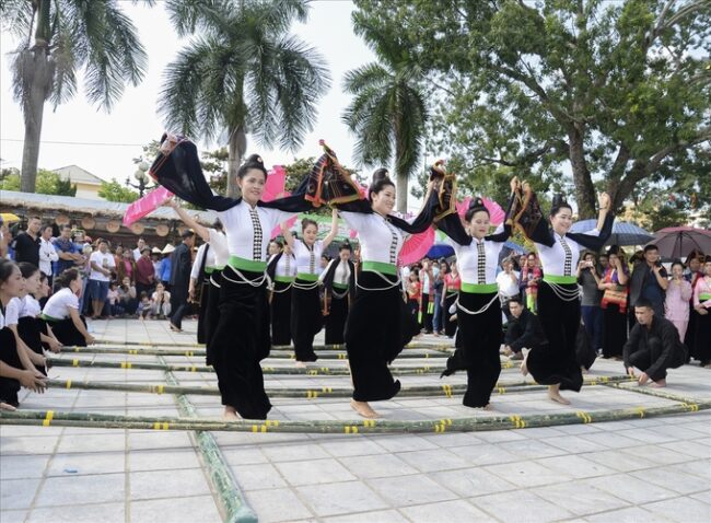 Bản sắc văn hóa dân tộc Tiếng Anh là gì